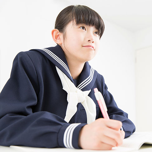 勉強をする女子中学生